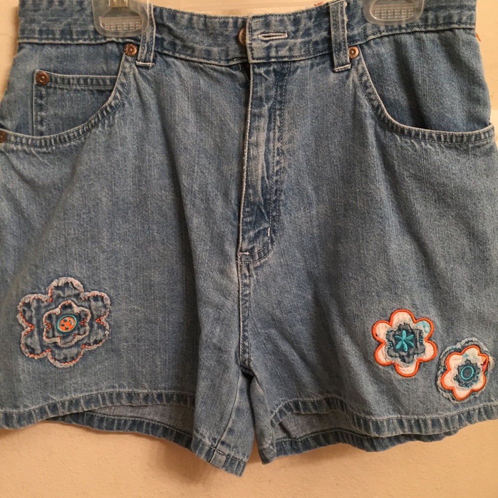 denim mom shorts w flower details